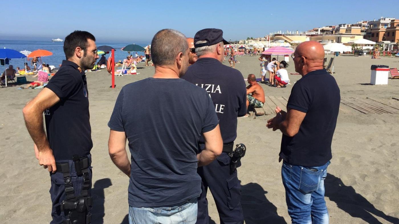 Sequestrati ombrelloni e sdraio a Ostia: spiaggia di nuovo libera
