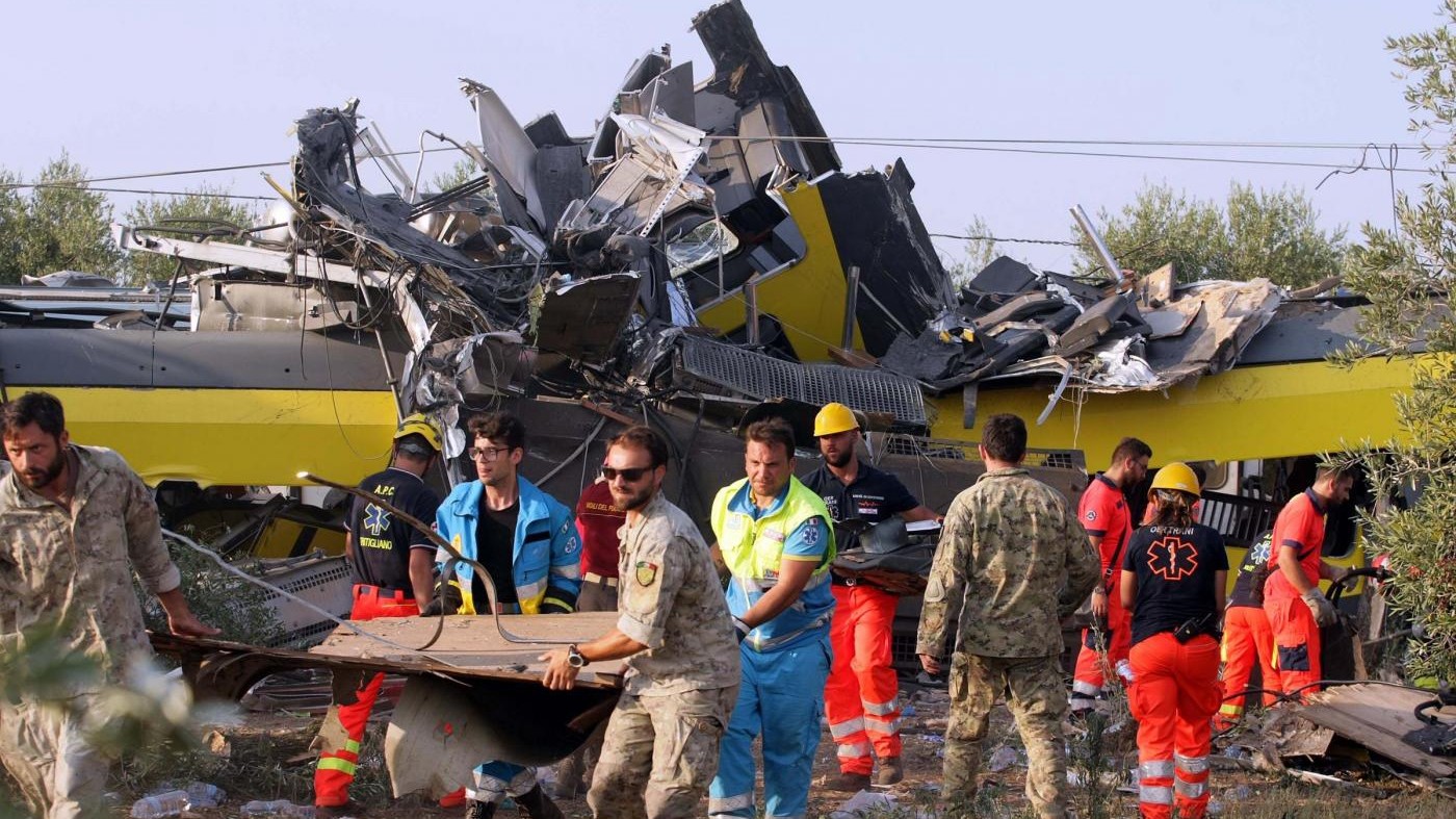 Puglia, scontro treni: 23 morti accertati. Si cercano dispersi