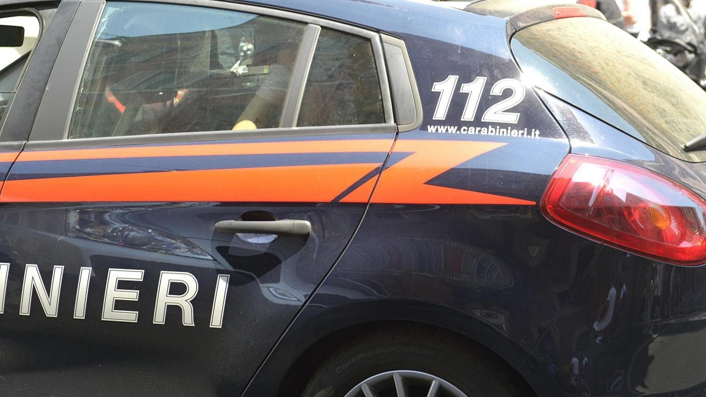 Insulta e picchia l’ex compagna: arrestato 25enne nel bresciano