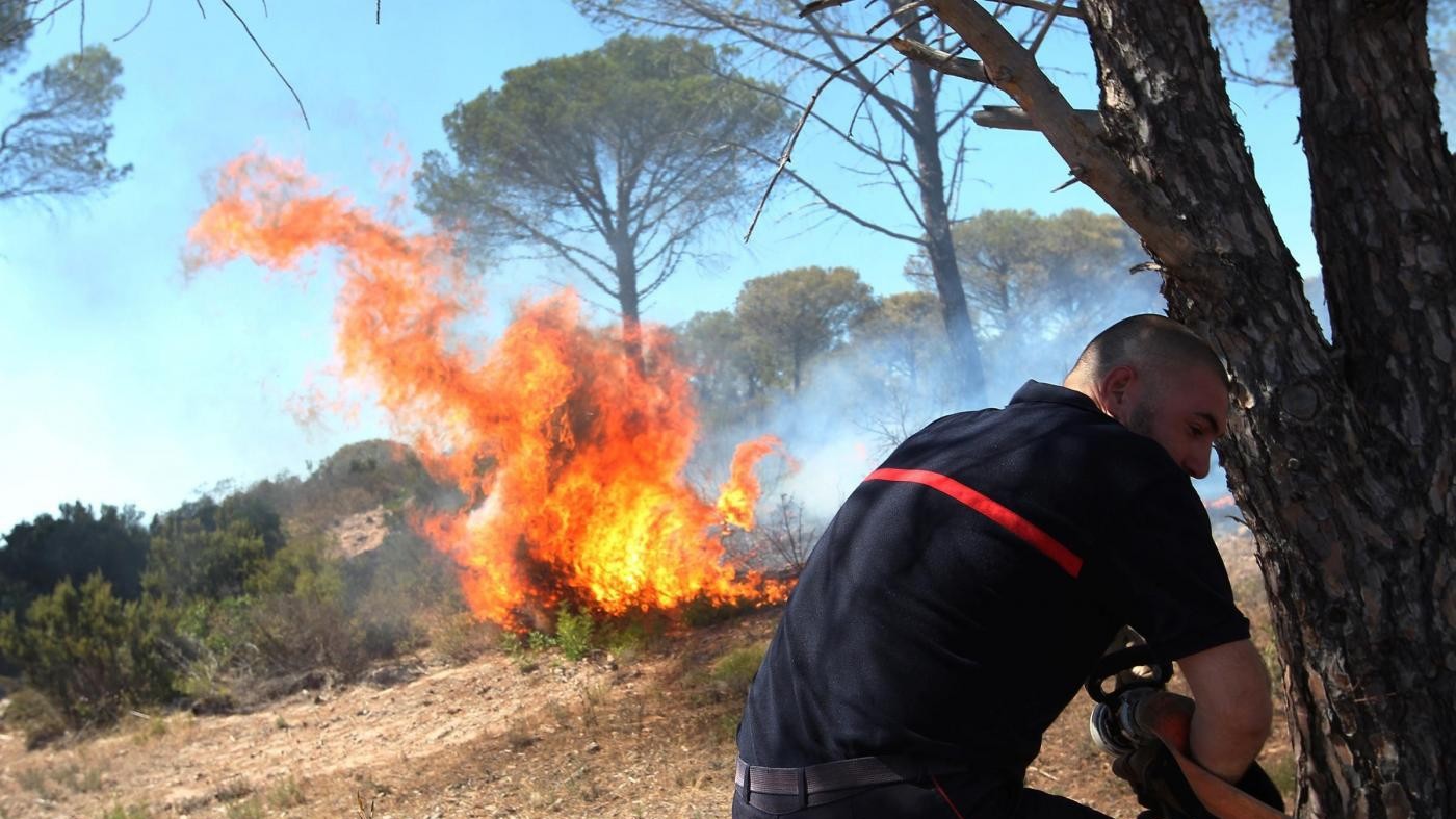 Francia, incendio vicino a Perpignan: 3mila turisti evacuati