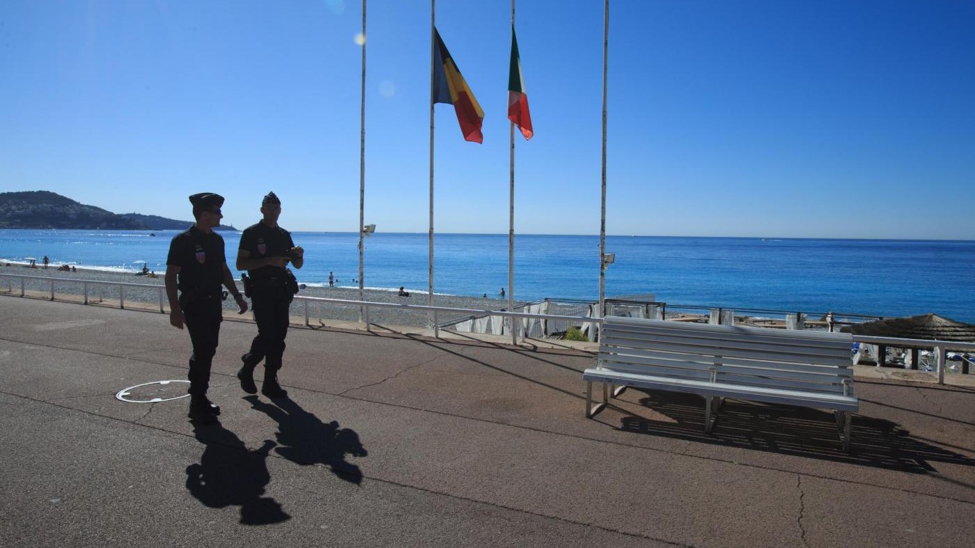 Nizza, l’Isis rivendica l’attentato. Cazeneuve: Più sicurezza