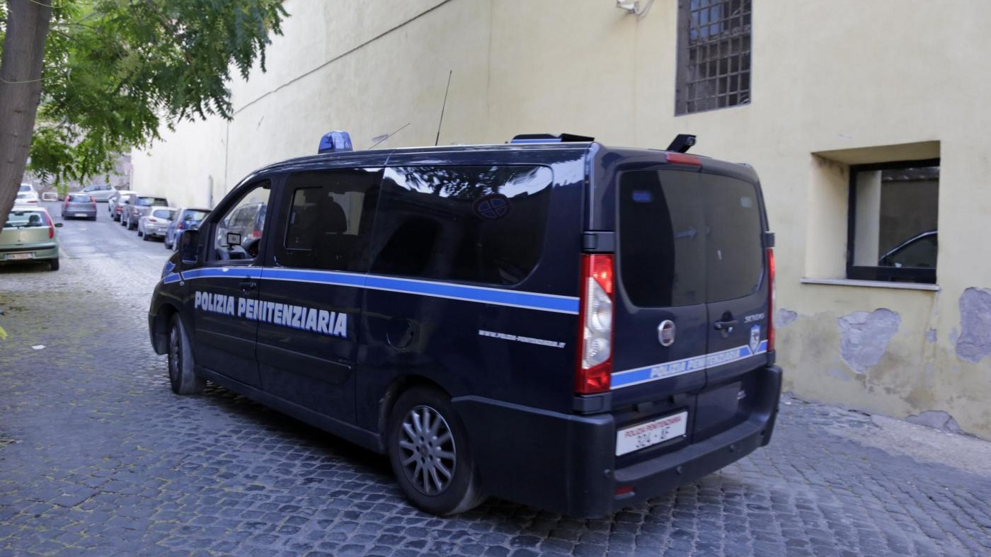 Rimini, arrestato latitante: alla cattura si complimenta con agenti