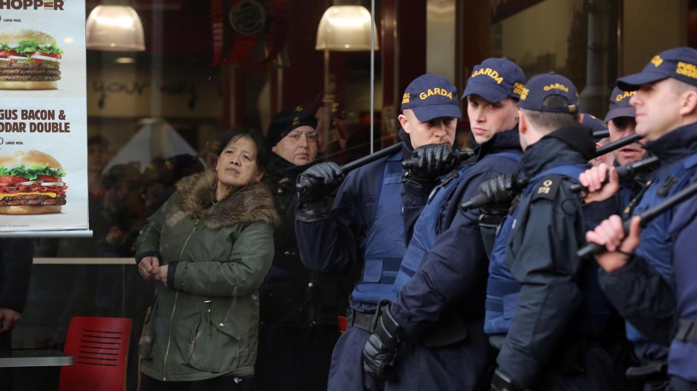 Uomo si barrica in un fast food a Baltimora prendendo ostaggi