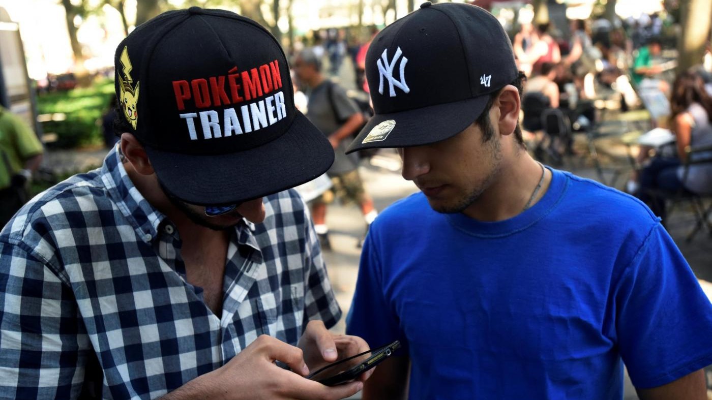 Giocano a Pokemon Go davanti casa sua: uomo spara a 2 ragazzi