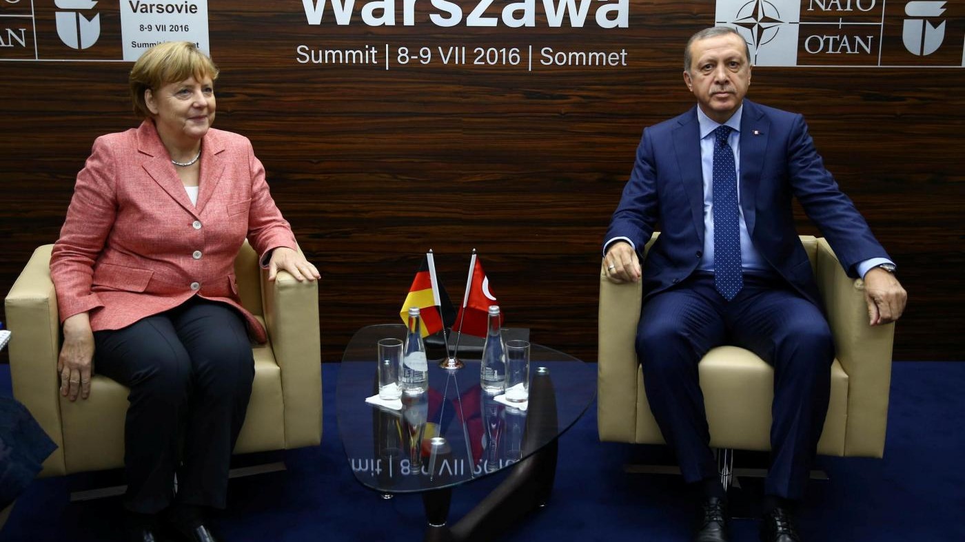 Turchia, Merkel a Erdogan: Pena morte incompatibile con Ue