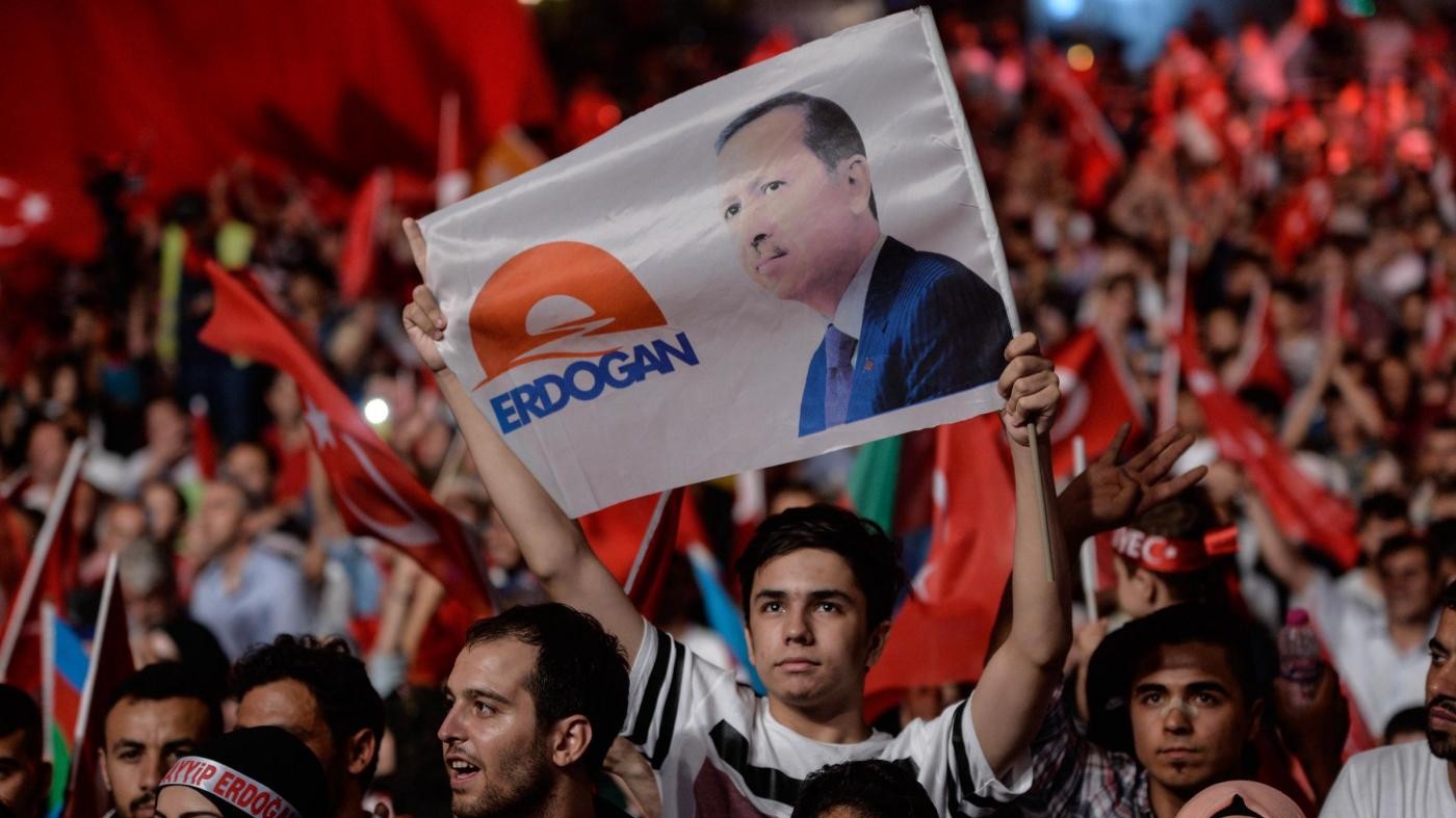 Turchia, le purghe di Erdogan contro la scuola: via tutti i rettori, 10mila arresti
