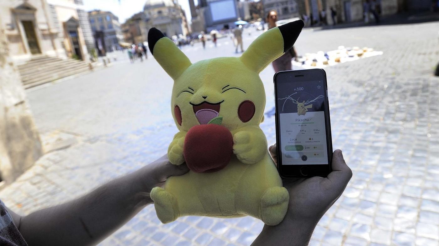 Rubano barca a remi: volevano catturare Pokemon sul lago