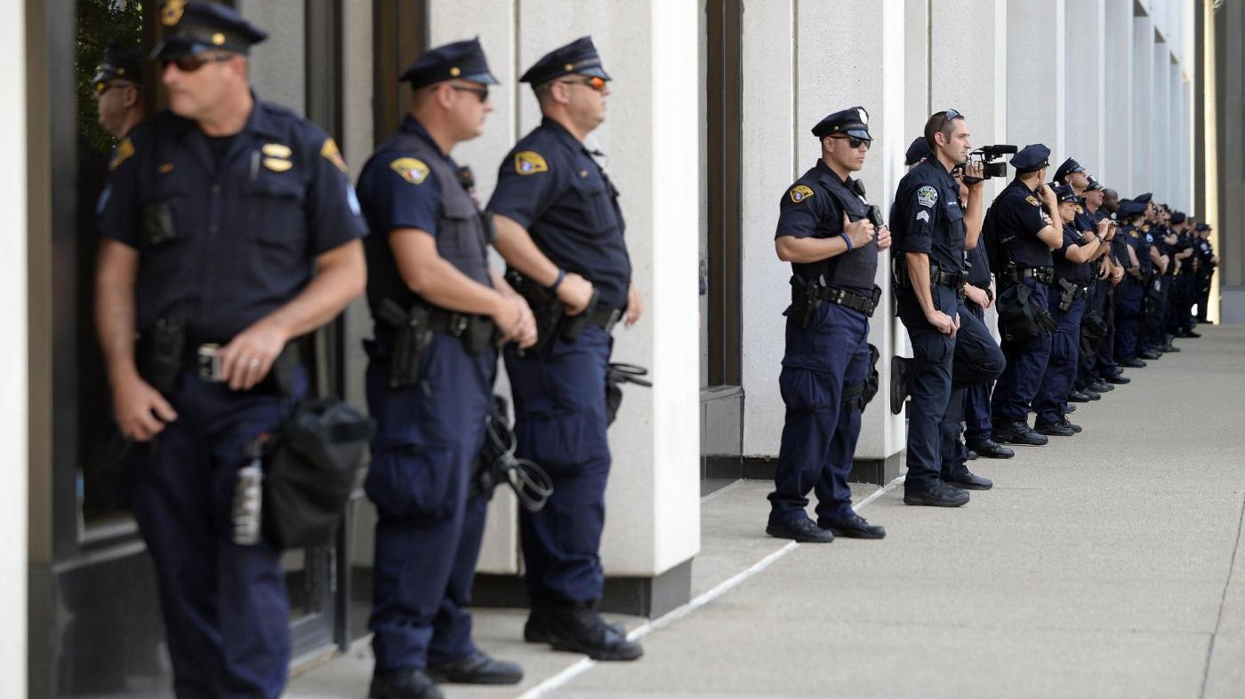 Cleveland, spari vicino a mezzo polizia nei pressi della convention