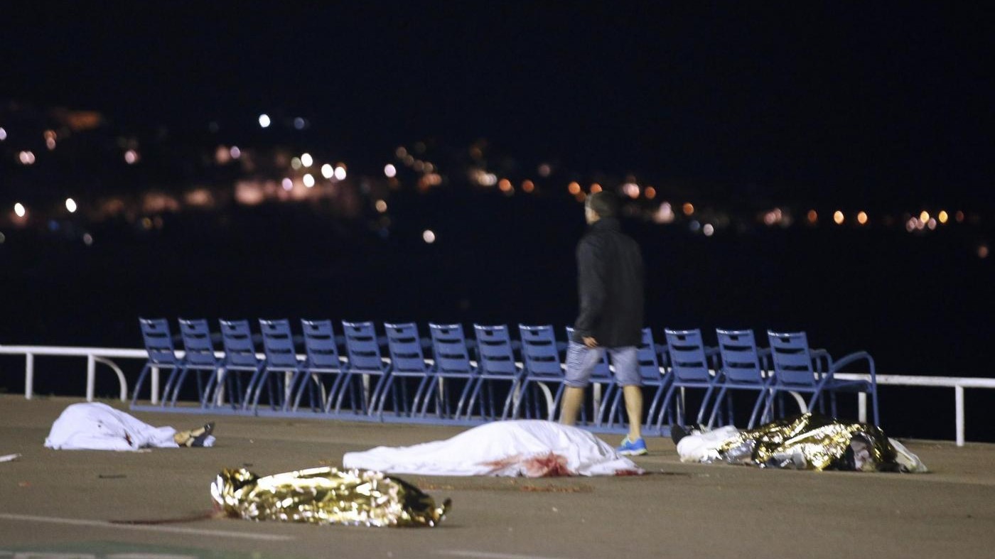 Nizza, col killer 5 complici. Accuse al governo sulla sicurezza