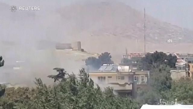 Kabul, attacco kamikaze davanti all’ambasciata irachena