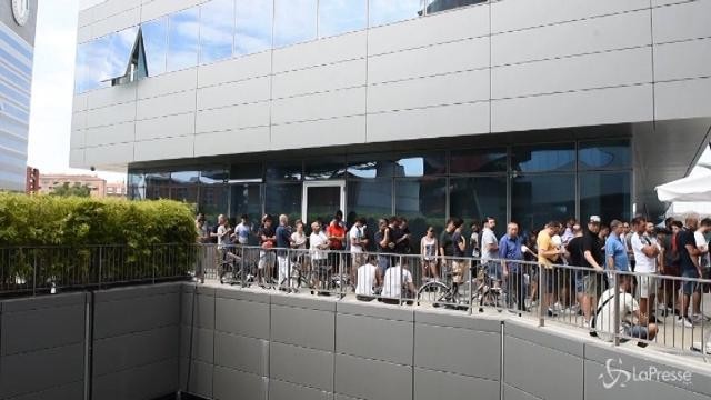 Milan: tifosi rossoneri in coda per l’abbonamento  al campionato