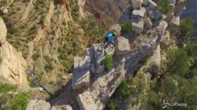 Brumotti in bilico sul Grand Canyon