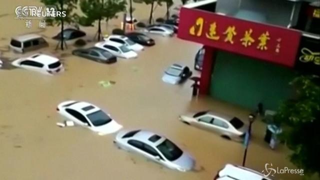 Tifone in Cina, le auto galleggiano nelle strade diventate fiumi