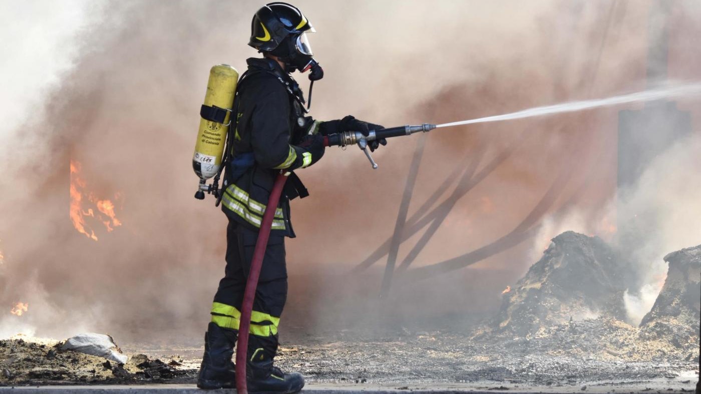 Milano, incendio sul tetto: evacuate 100 persone da scuola