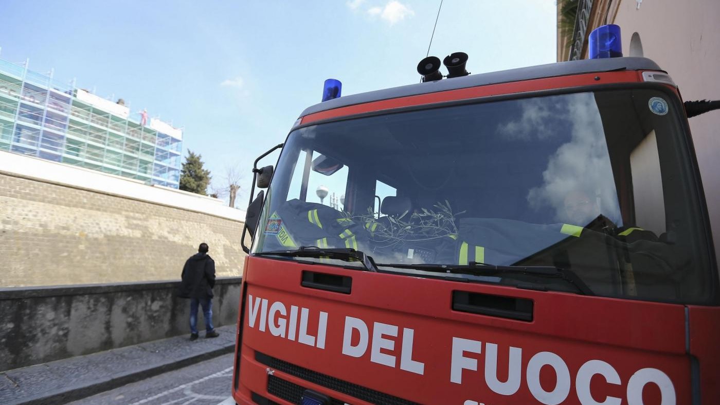 Monza, garage prende fuoco e pompieri scoprono serra marijuana