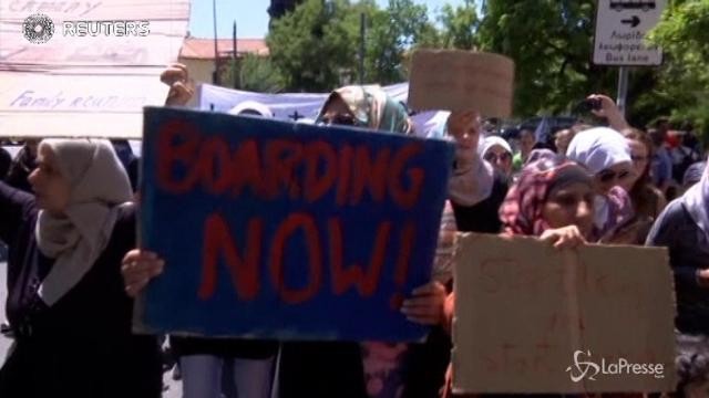 Atene, rifugiati bloccati protestano davanti ad ambasciata tedesca