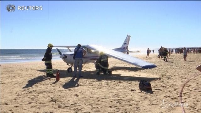 Portogallo: atterraggio d’emergenza su una spiaggia, due morti