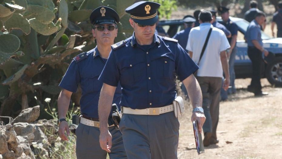 Salerno, minaccia con un’arma e sequestra minorenne: arrestato