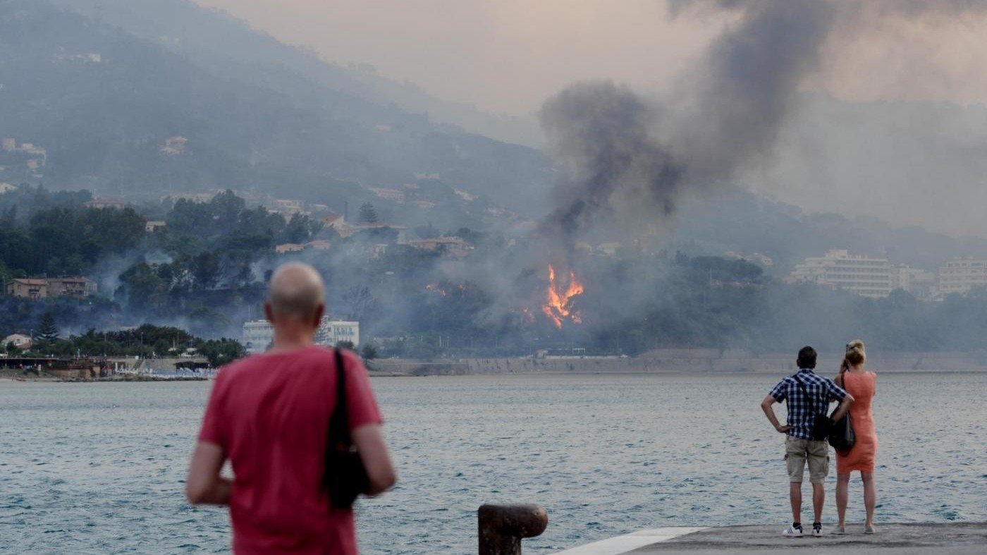 Palermo, identificati due fratelli per incendio ad isola ecologica