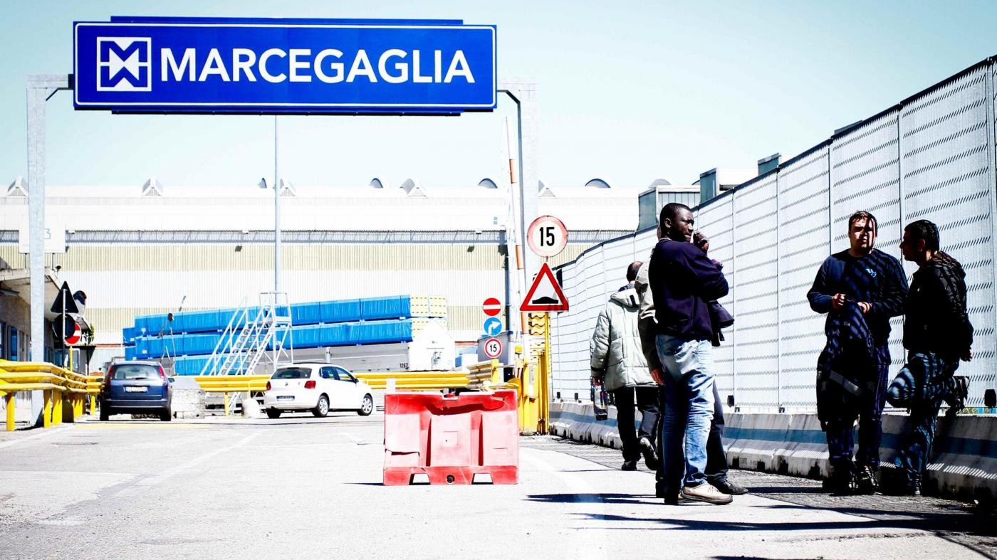 Milano, operaio minaccia di darsi fuoco sul tetto della Marcegaglia