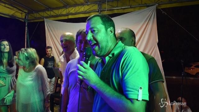 Salvini canta a squarciagola “Vita Spericolata”