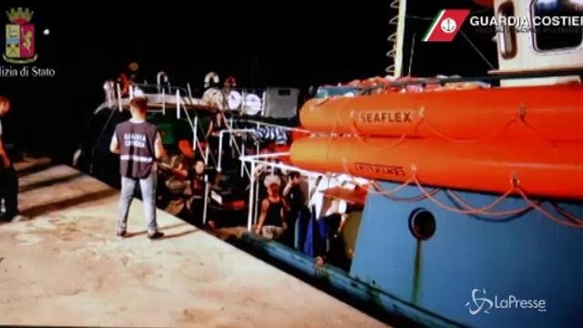 L’arrivo della nave Iuventa nel porto di Lampedusa: il video della polizia