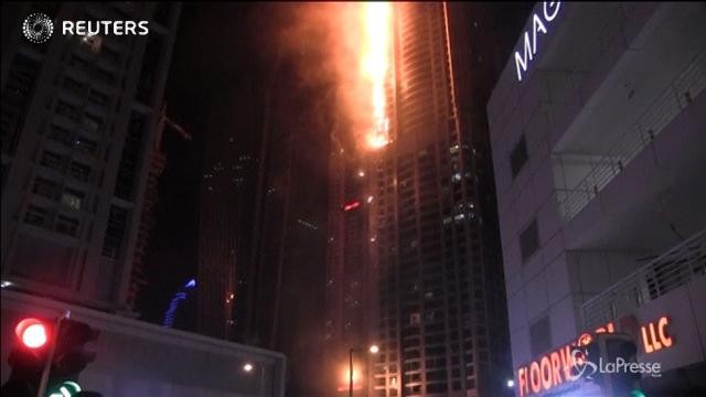 Dubai, a fuoco la Torch Tower: nessun ferito