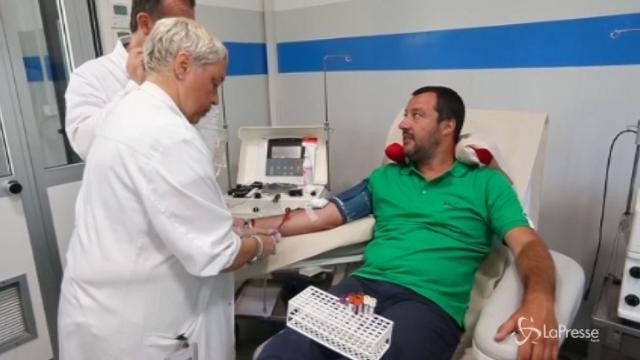 Milano, Matteo Salvini dona il sangue all’Avis