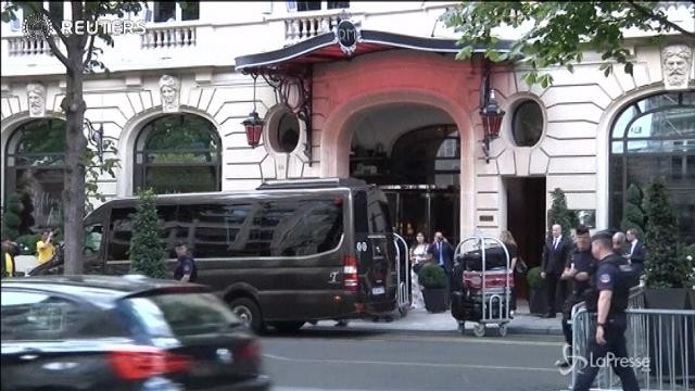 Fan in attesa fuori dall’hotel di Neymar a Parigi