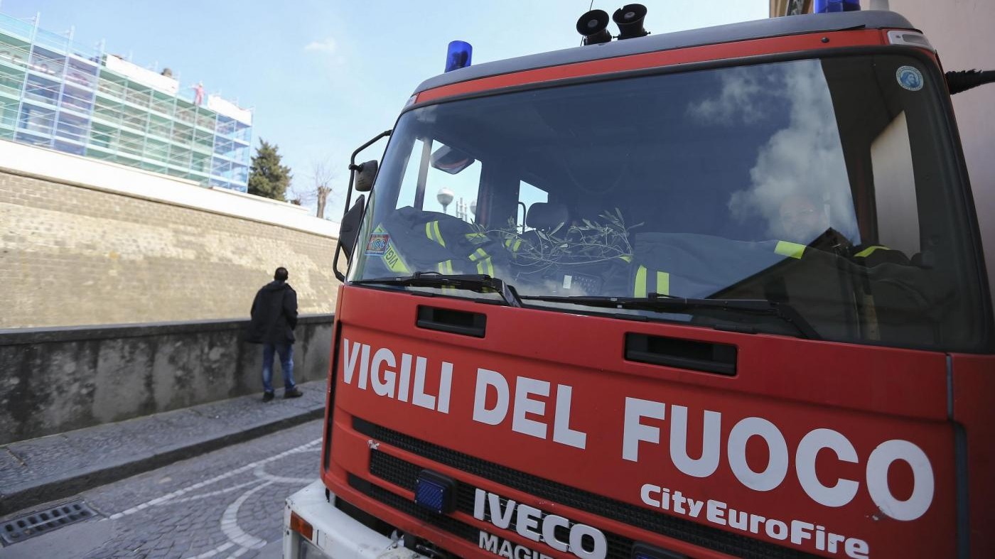 Incendio a Legnano: brucia un’industria di plastica dismessa