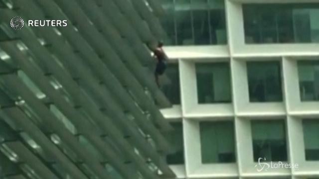 La scalata dello “spiderman del Messico”