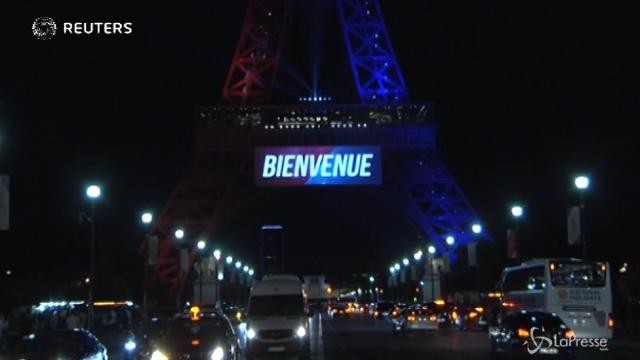 Parigi, la Tour Eiffel accoglie Neymar