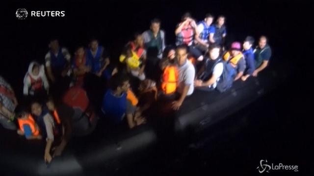 Grecia, soccorso gommone con 33 migranti