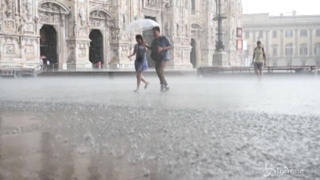 Milano, turisti sorpresi dal temporale in piazza Duomo