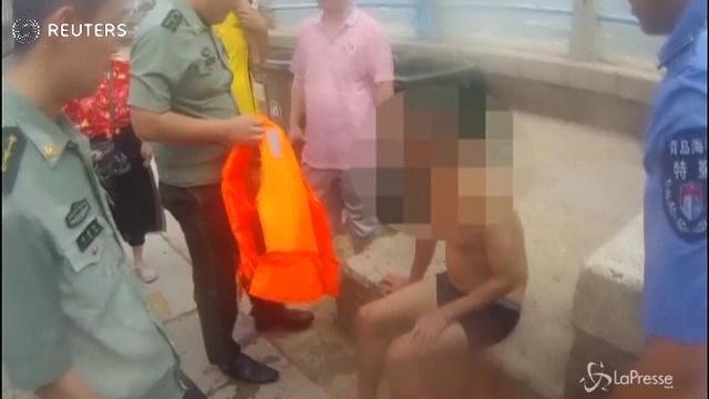 Beve troppo e si tuffa in mare, il video del difficile salvataggio