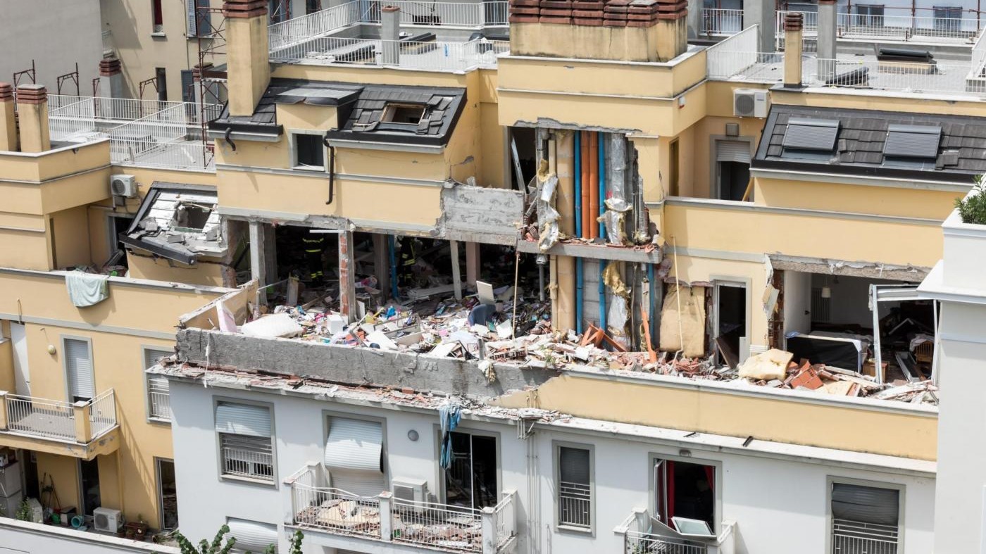 Esplosione palazzo Milano, marito donna morta indagato