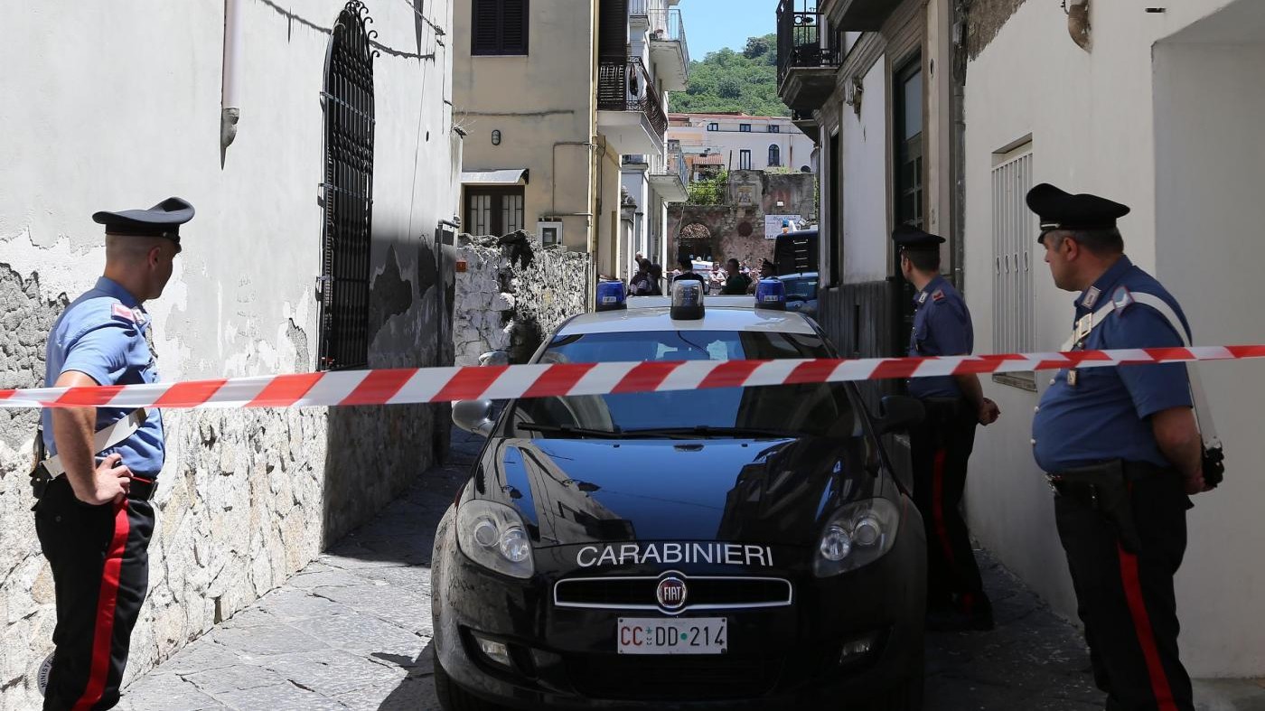 Milano, badante ubriaco si barrica in casa di un 80enne