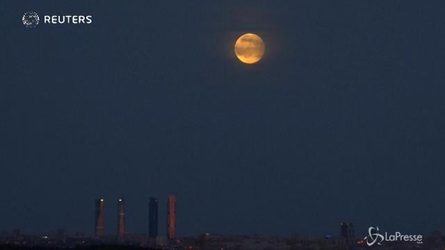 La magia dell’eclissi di luna su Madrid