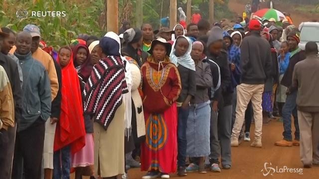 Kenya al voto: in fila fuori dai seggi