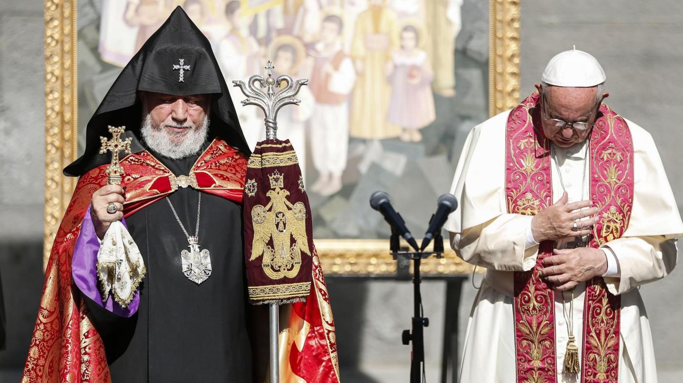 Papa visita il memoriale del genocidio armeno