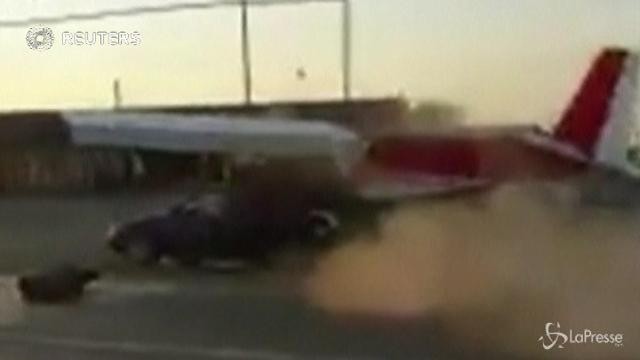 Paura in Russia, aeroplano centra furgone sull’autostrada