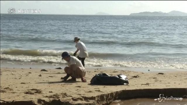 Hong Kong, spiagge chiuse dopo lo sversamento di olio di palma