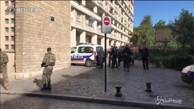 VIDEO Parigi, auto contro gruppo di militari: sei feriti