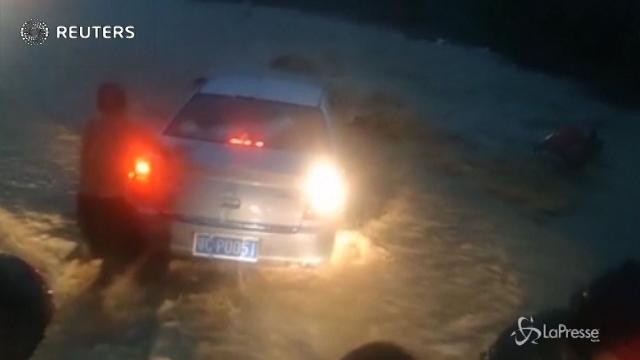 Cina: auto intrappolata nelle inondazioni