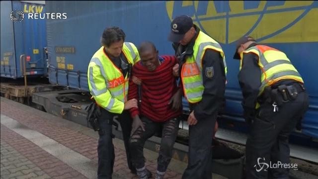 Polizia tedesca scova migranti nascosti sotto treno merci