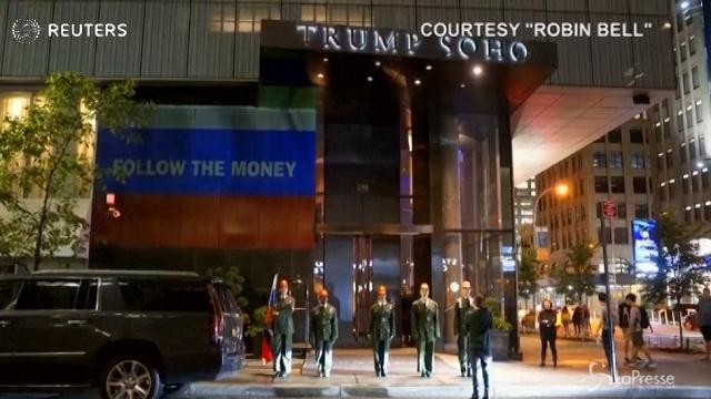 Attivisti a New York: l’ironica parata al Trump SoHo Hotel