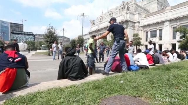 Migranti, nuovo blitz in stazione Centrale a Milano