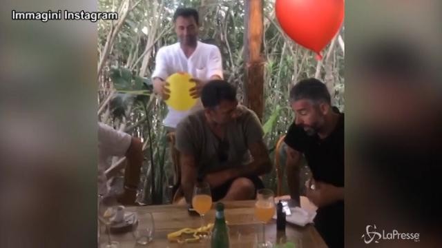 VIDEO Scoppia un palloncino, scherzo ‘da infarto’ a Bobo Vieri