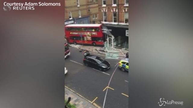 Londra, bus a due piani si schianta contro un negozio