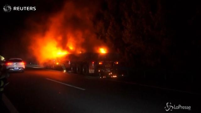 Cina, camion avvolto dalle fiamme in autostrada